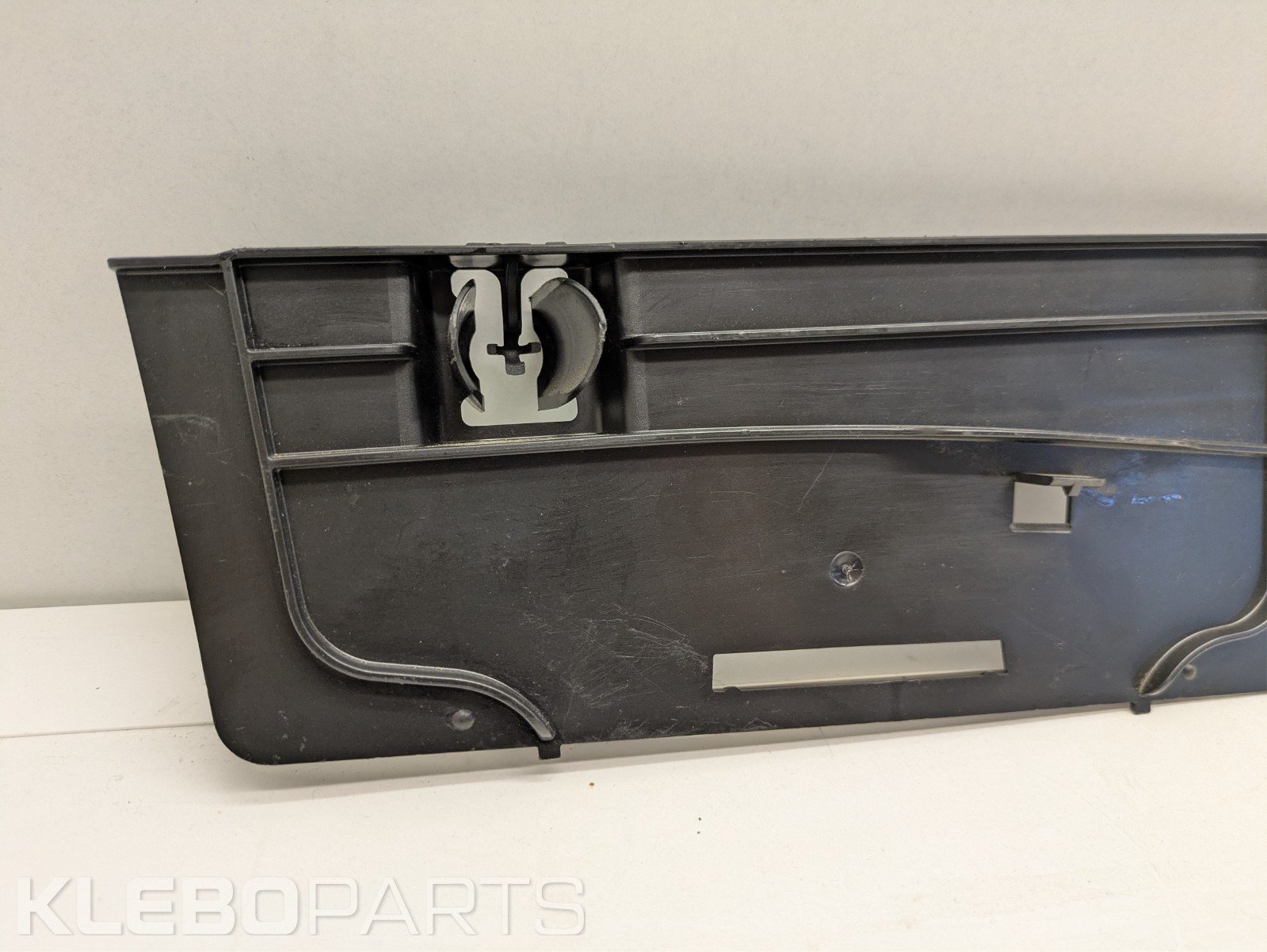 BMW E81 E87 E87N LCI bagažinės pertvaros tvirtinimo panelė 7164197 9 BMW E81 E87 E87N LCI bagažinės pertvaros tvirtinimo panelė 7164197 - Image 9