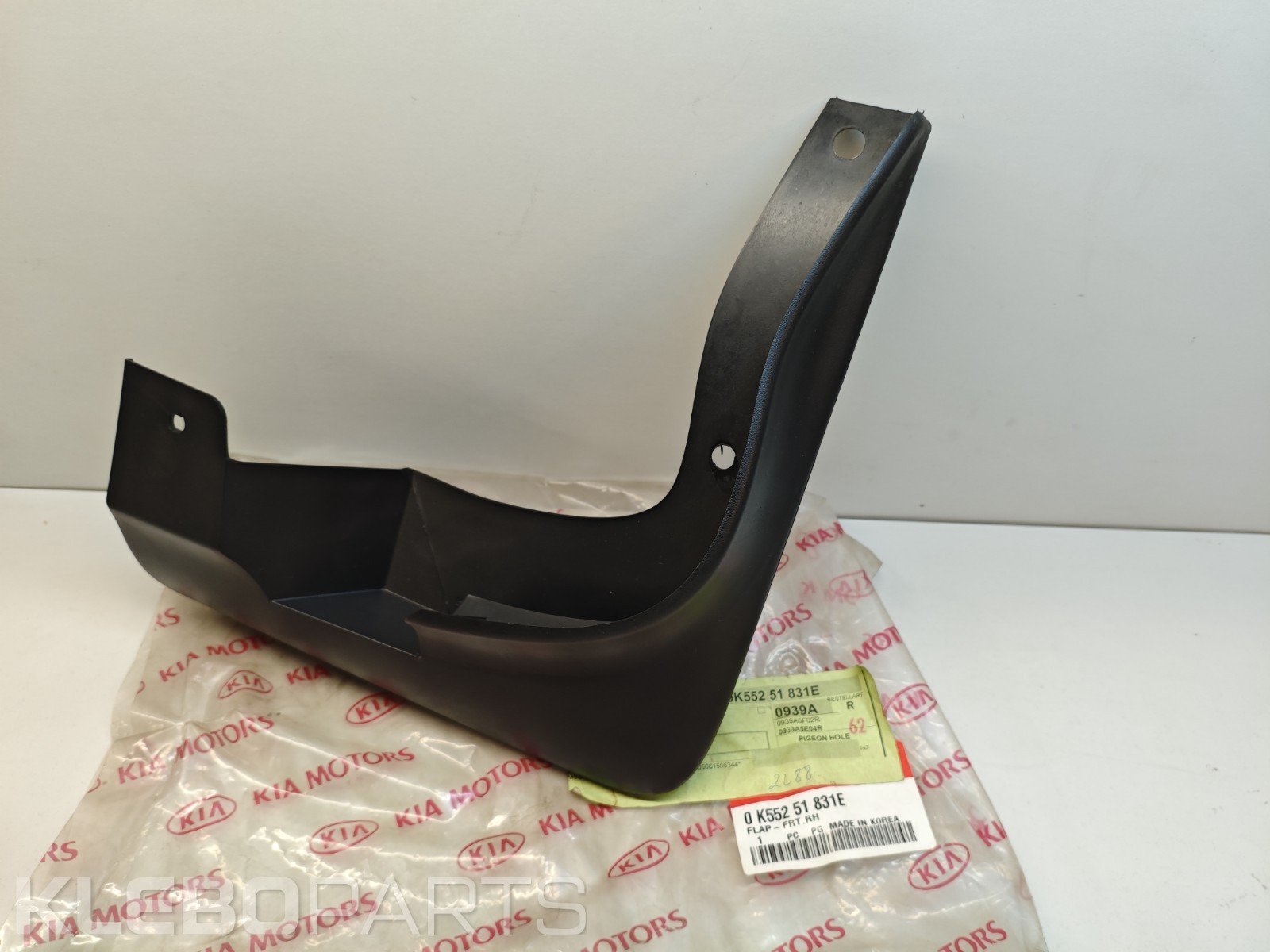 Kia Carnival Sedona 1998–2005 priekinis purvasaugis dešinė 0K55251831E 1 Kia Carnival Sedona 1998–2005 priekinis purvasaugis dešinė 0K55251831E