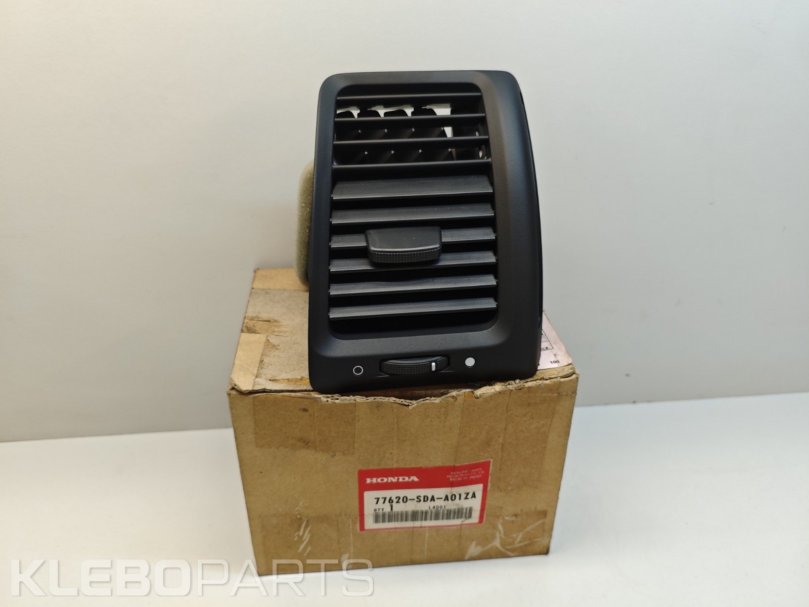 Honda Accord 2003–2007 vairuotojo pusės ventiliacijos grotelė Graphite Black 77620SDAA01ZA 1 Honda Accord 2003–2007 vairuotojo pusės ventiliacijos grotelė Graphite Black 77620SDAA01ZA