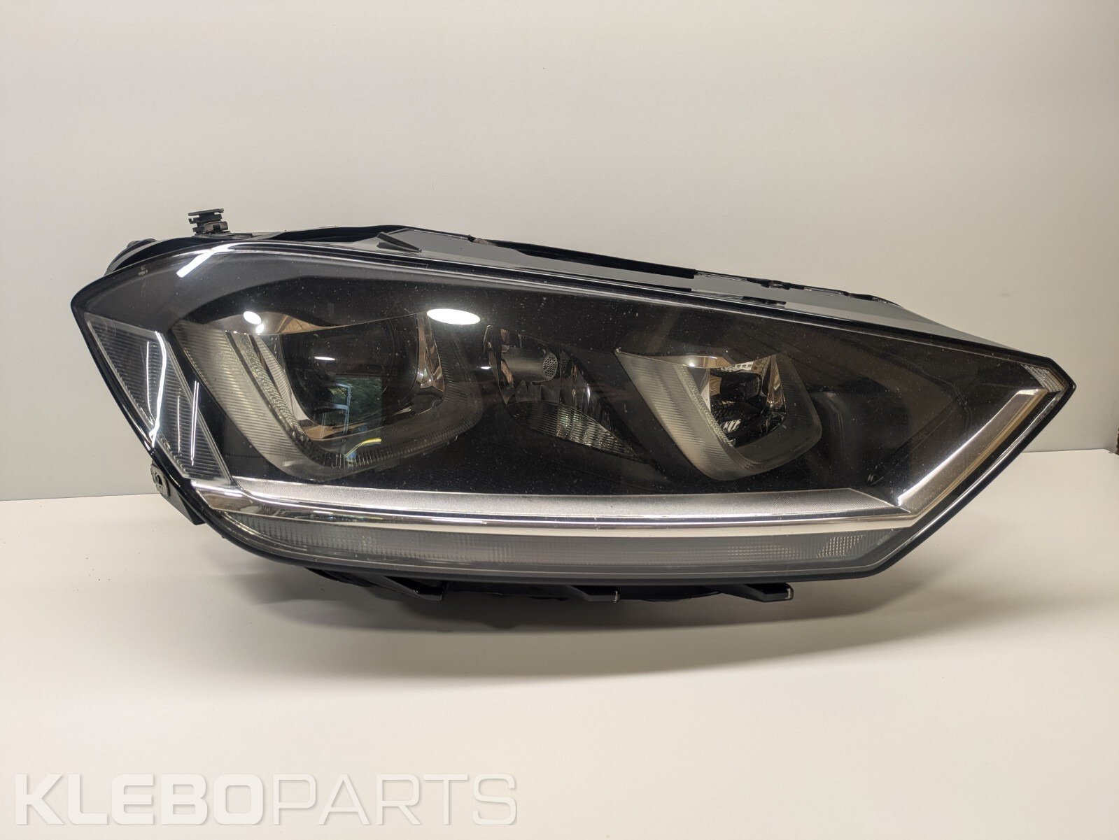 VW Golf Sportsvan 2014–2020 priekinis dešinys ksenoninis žibintas 517941752B 1 VW Golf Sportsvan 2014–2020 priekinis dešinys ksenoninis žibintas 517941752B