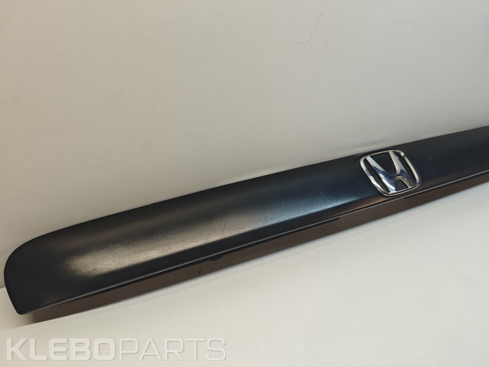 Honda Civic VII 2002–2005 EP1 EP2 EP3 galinės bagažinės apdaila / licencijos juosta 74890S5SE01 4 Honda Civic VII 2002–2005 EP1 EP2 EP3 galinės bagažinės apdaila / licencijos juosta 74890S5SE01 - Image 4