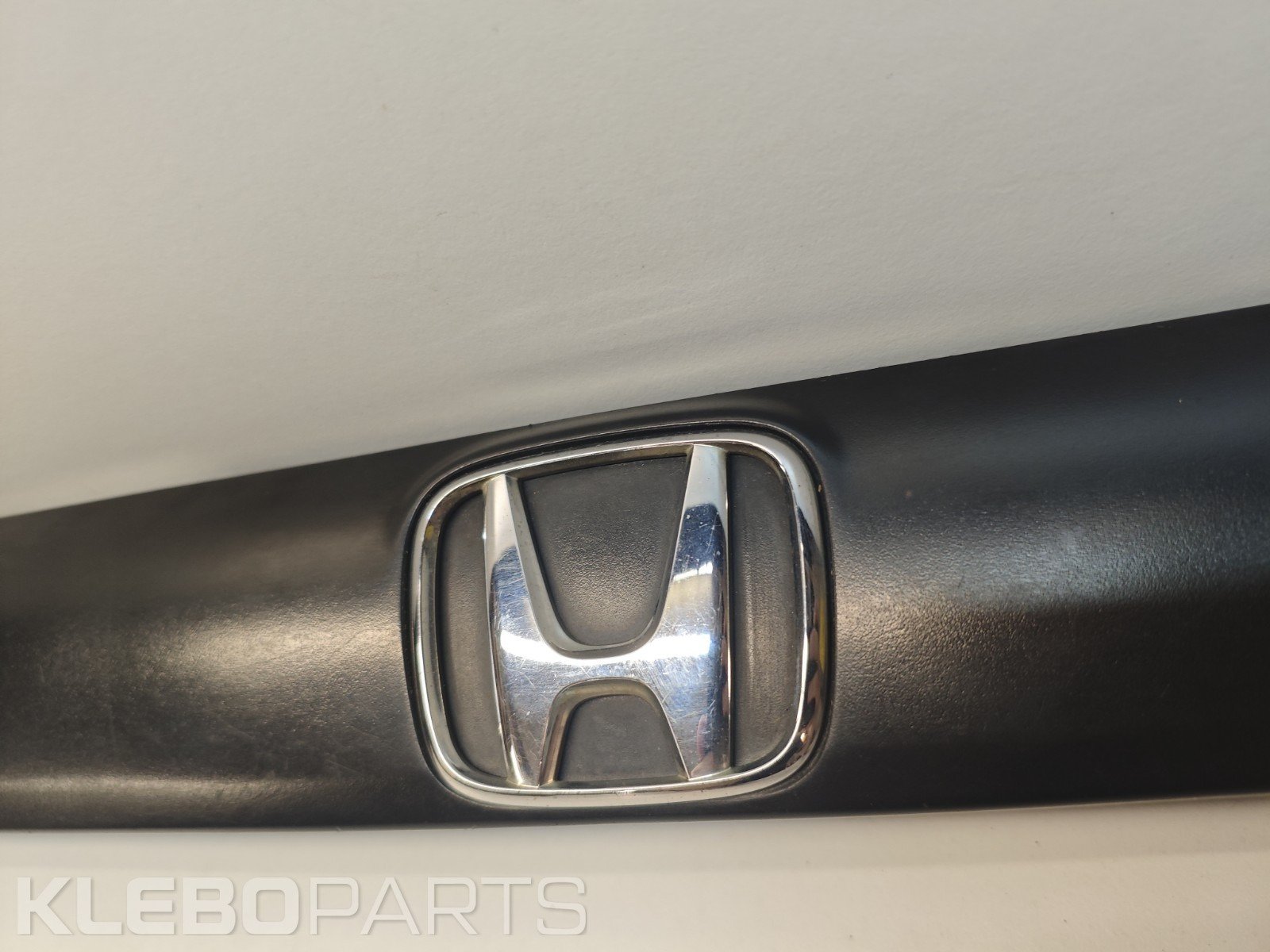Honda Civic VII 2002–2005 EP1 EP2 EP3 galinės bagažinės apdaila / licencijos juosta 74890S5SE01 6 Honda Civic VII 2002–2005 EP1 EP2 EP3 galinės bagažinės apdaila / licencijos juosta 74890S5SE01 - Image 6