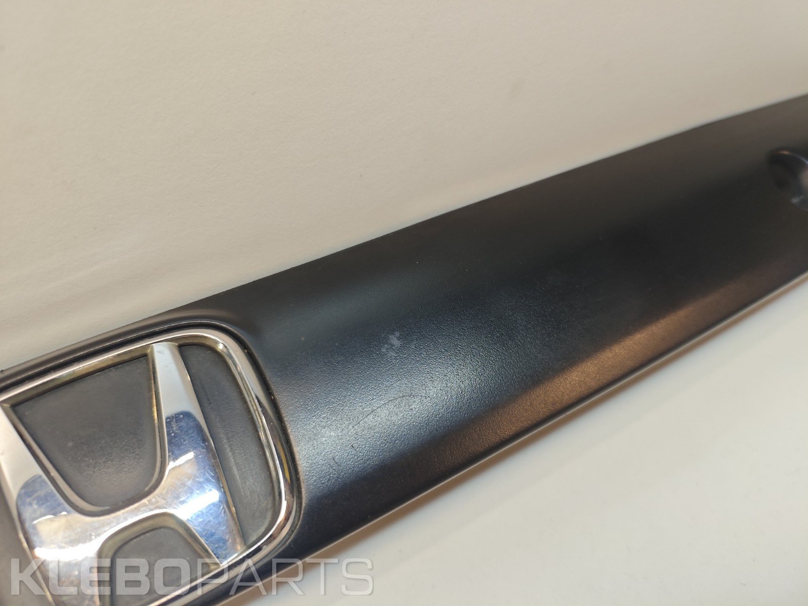 Honda Civic VII 2002–2005 EP1 EP2 EP3 galinės bagažinės apdaila / licencijos juosta 74890S5SE01 7 Honda Civic VII 2002–2005 EP1 EP2 EP3 galinės bagažinės apdaila / licencijos juosta 74890S5SE01 - Image 7