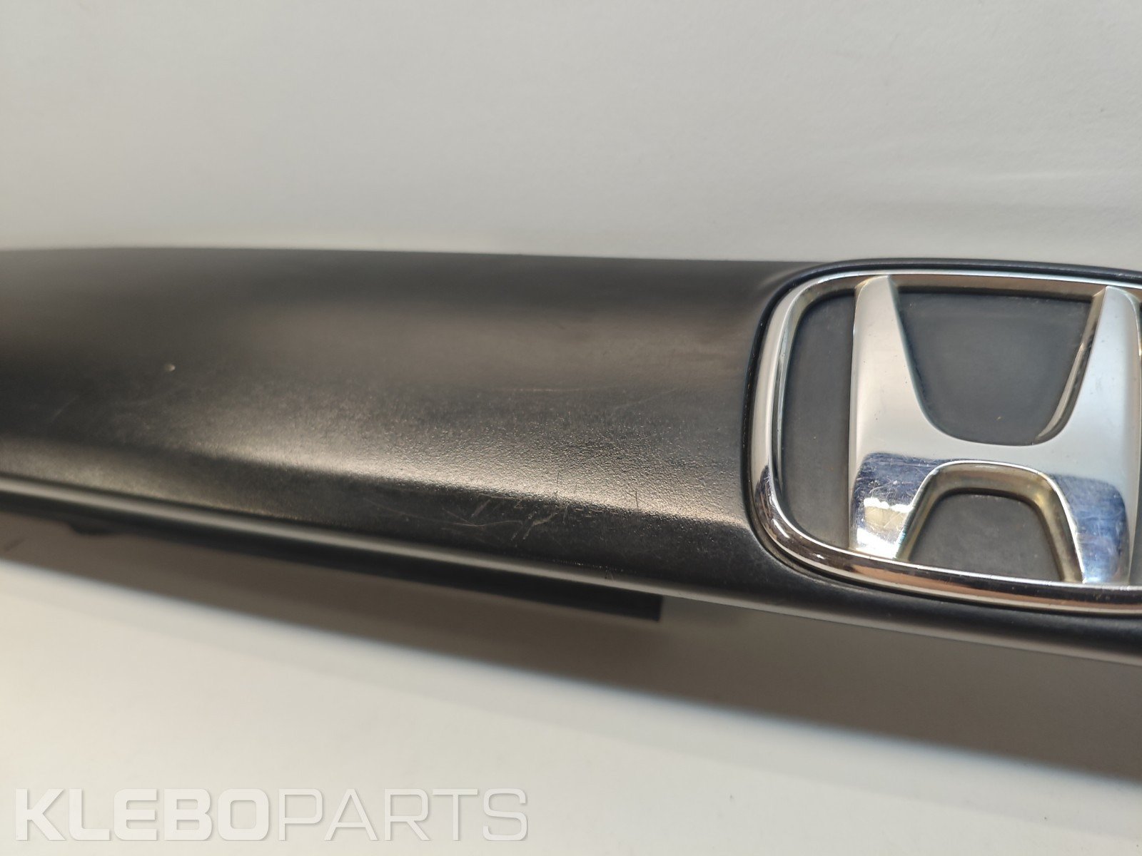 Honda Civic VII 2002–2005 EP1 EP2 EP3 galinės bagažinės apdaila / licencijos juosta 74890S5SE01 8 Honda Civic VII 2002–2005 EP1 EP2 EP3 galinės bagažinės apdaila / licencijos juosta 74890S5SE01 - Image 8