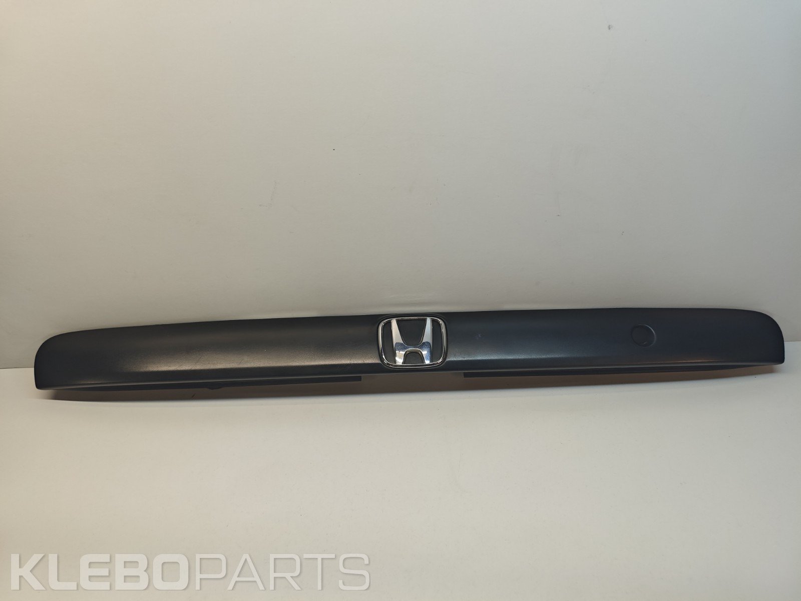 Honda Civic VII 2002–2005 EP1 EP2 EP3 galinės bagažinės apdaila / licencijos juosta 74890S5SE01 1 Honda Civic VII 2002–2005 EP1 EP2 EP3 galinės bagažinės apdaila / licencijos juosta 74890S5SE01