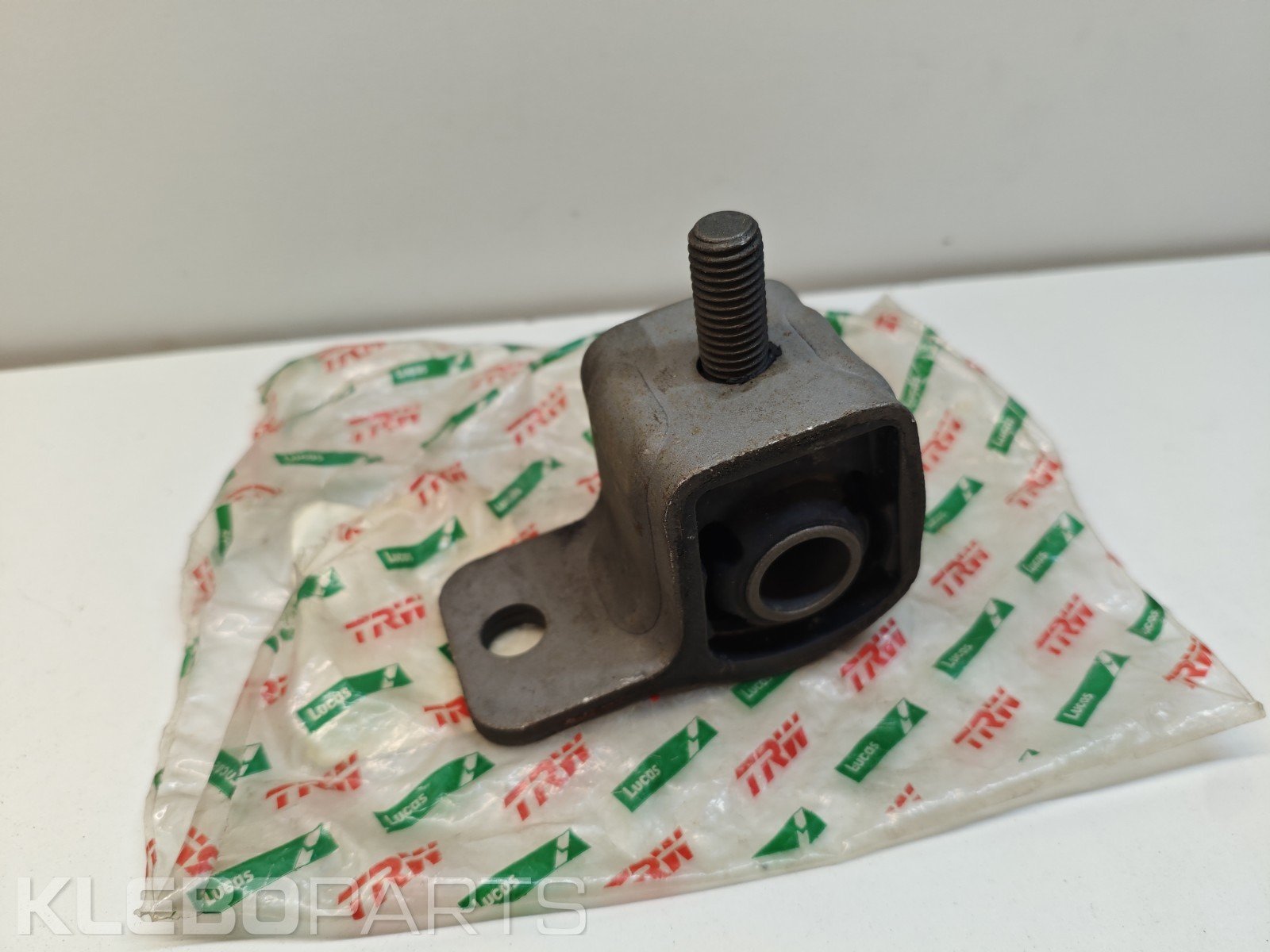 Peugeot 405 priekinės pakabos šakės įvorė TRW/Lucas JBU109 OE 352389 1 Peugeot 405 priekinės pakabos šakės įvorė TRW/Lucas JBU109 OE 352389