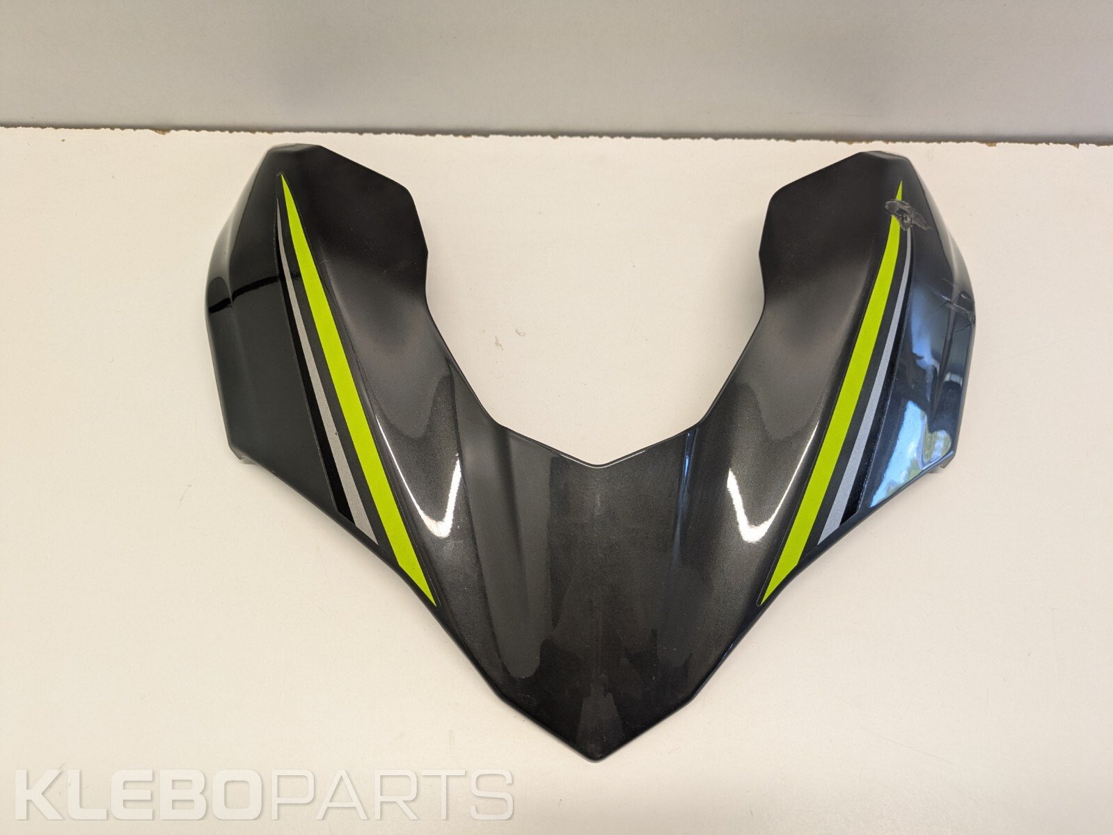 Kawasaki Z900 2017–2019 pilkas viršutinis žibinto kaušelio gaubtas 55028-0604 1 Kawasaki Z900 2017–2019 pilkas viršutinis žibinto kaušelio gaubtas 55028-0604